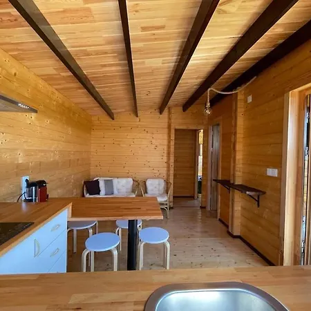 Casa Em Madeira Com Jardim Privado