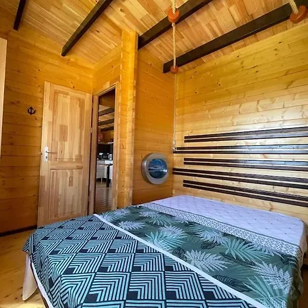 Nyaraló Casa Em Madeira Com Jardim Privado *