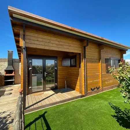 Casa Em Madeira Com Jardim Privado Semesterbostad