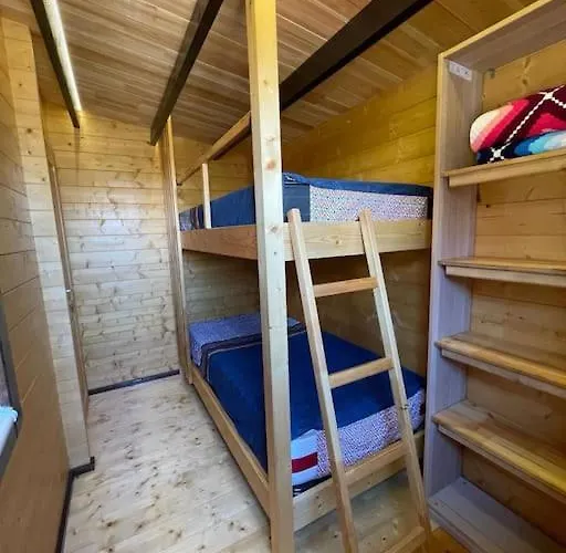 Casa Em Madeira Com Jardim Privado